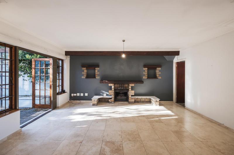 4 Bedroom Property for Sale in Clovelly Western Cape